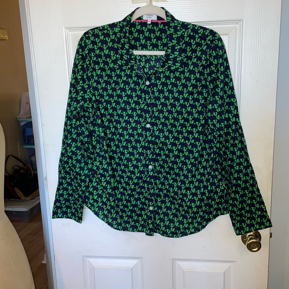 Lightweight 100% cotton Crown&Ivy top 
size L